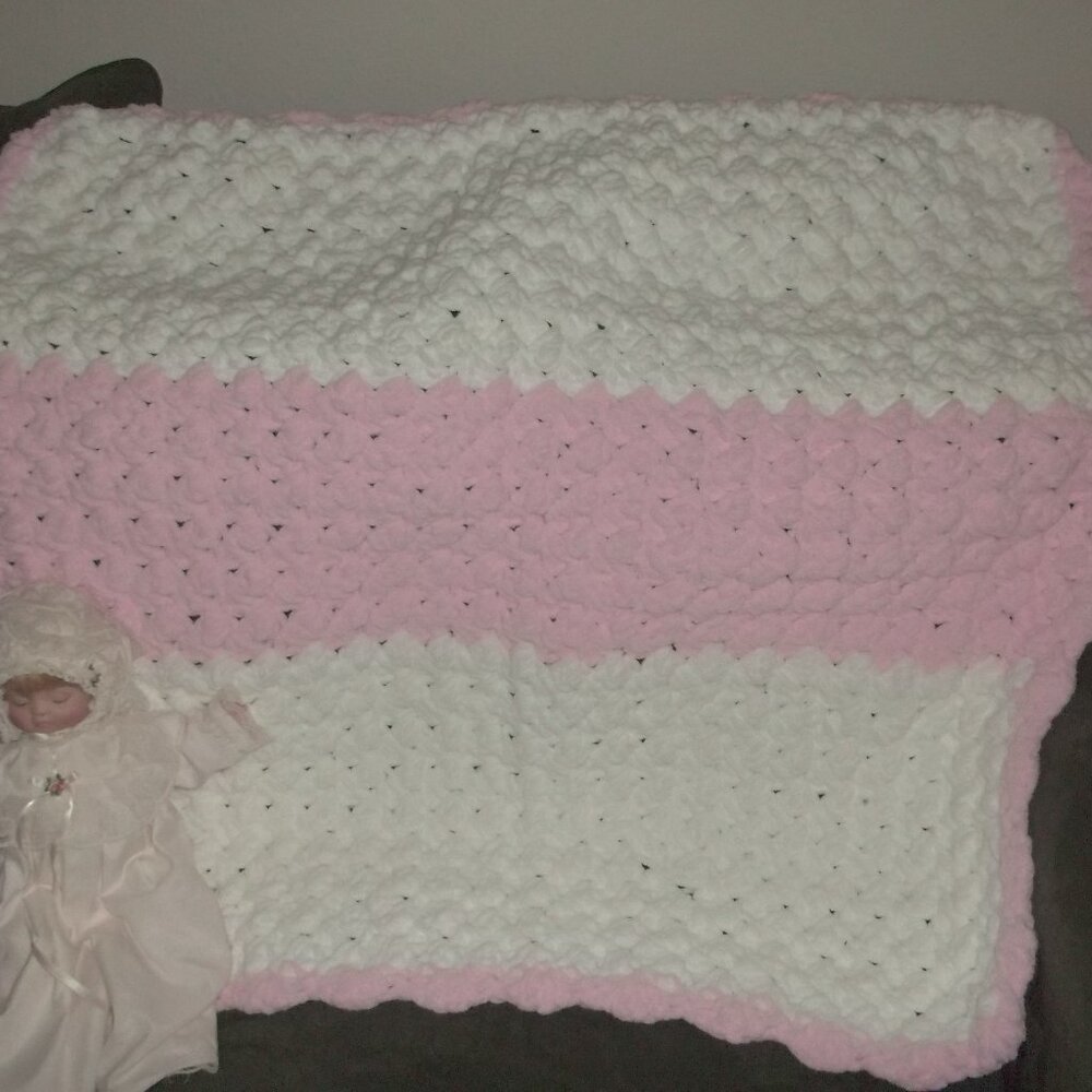 BEAUTIFUL HAND MADE, CROCHET BABY BLANKET, NEW